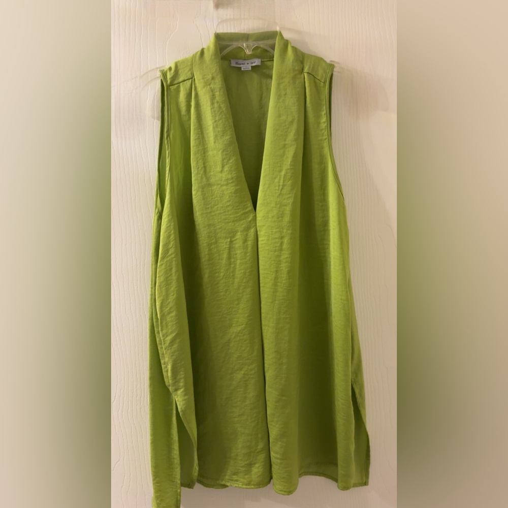 FLORAL AND IVY 
Green Asymmetrical Sleeveless Tank Top